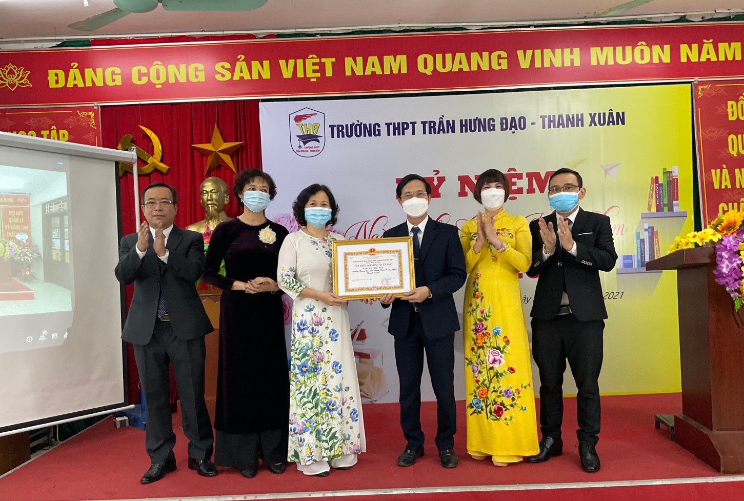 TRƯỜNG THPT TRẦN HƯNG ĐẠO - THANH XUN TỔ CHỨC KỈ NIỆM NGY NH GIO VIỆT NAM 2011